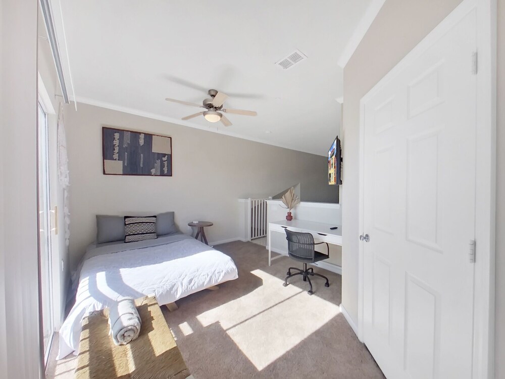 STYLISH & COZY Vaulted Ceiling 3BD 3.5Bth LOFT W/Pool