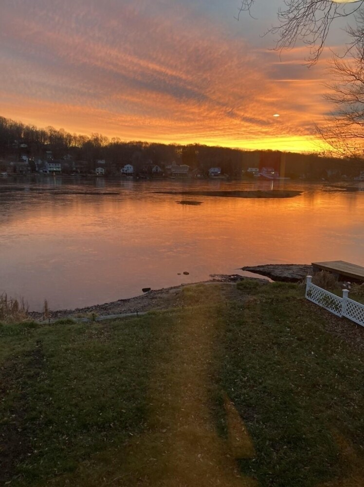Enjoy Lakefront Sunsets in Cozy 2BR Cottage Escape