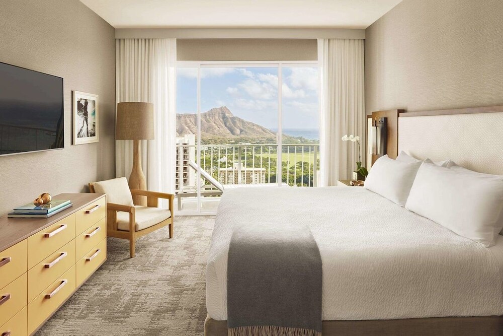 Tropical Dream Right on Waikiki Beach! 2 Pools, 2 On-site Restaurants and Bars!