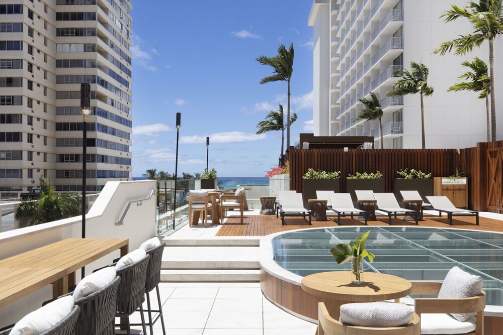 Few Blocks From The Waikiki Beach! Ocean View, Pets Allowed, Pool, 2 Restaurants