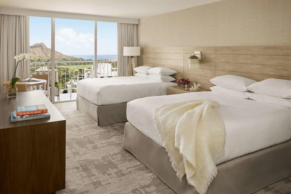 Authentic Hawaii Experience! 2 Restaurants, 2 Bars, 2 Pools, Pets Allowed