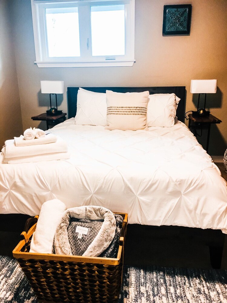 Breathtaking Mt Rainier & Mountain Views, Whole House Hot Tub / Pool