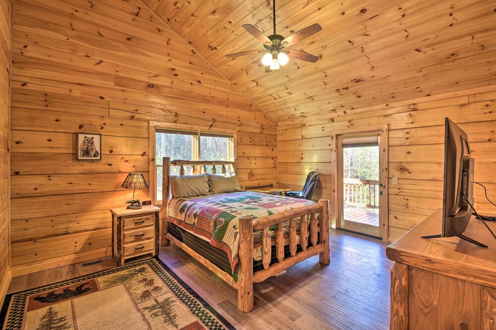 Private Cabin w/ Furnished Porch on