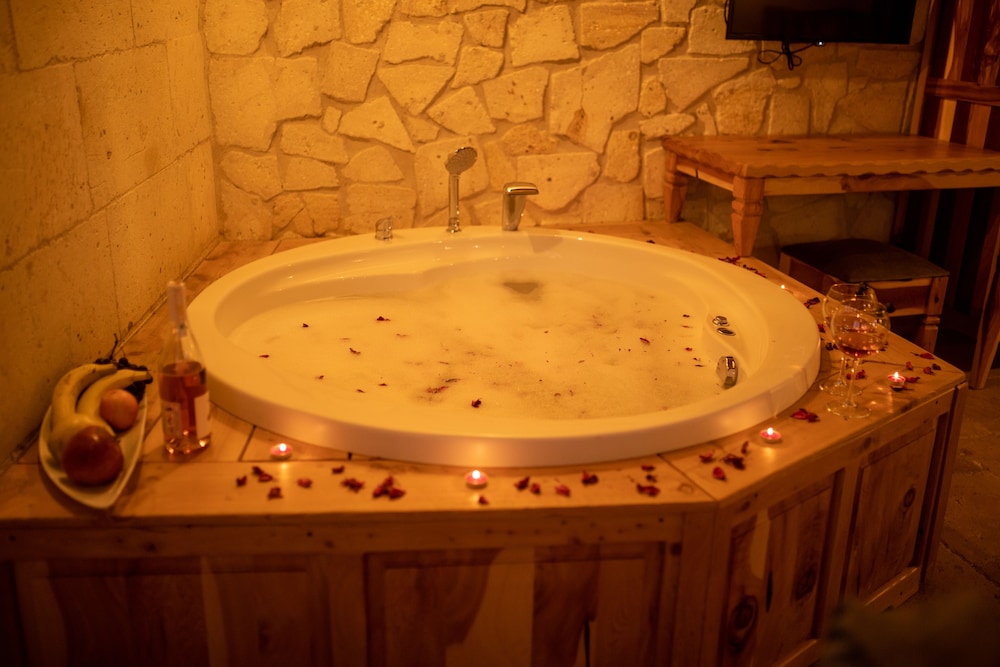 Jetted tub, Pome Granate Cave Hotel