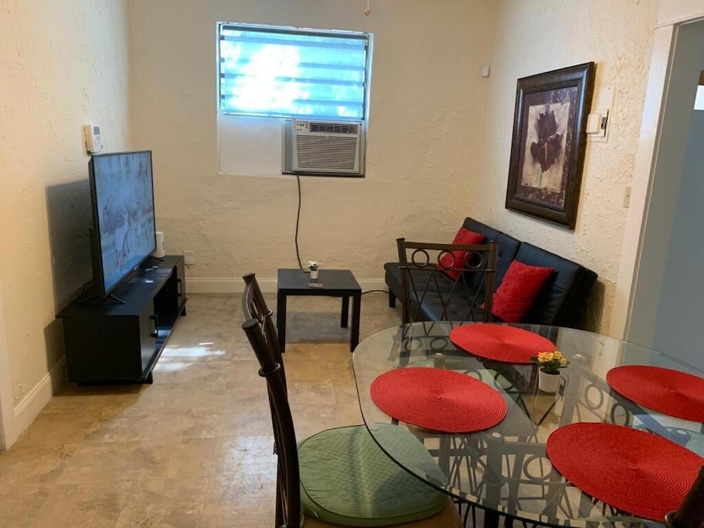 Pretty room in the heart of Miami + Shared common areas + Free parking