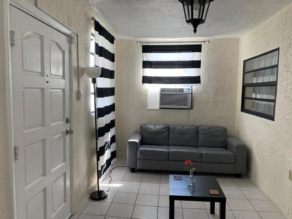 Pretty room in the heart of Miami + Shared common areas + Free parking