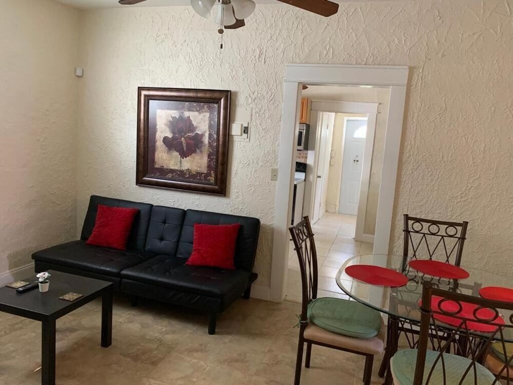 Pretty room in the heart of Miami + Shared common areas + Free parking