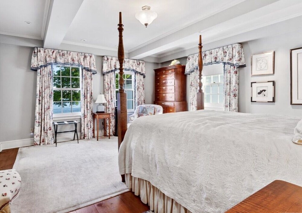 19th C. Waterfront Home in Blue HillExquisite Gardens & Harbor views