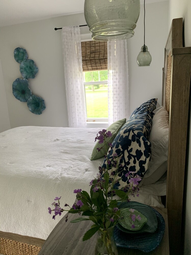 Original Kelleys island cottage built in 1860, completely renovated