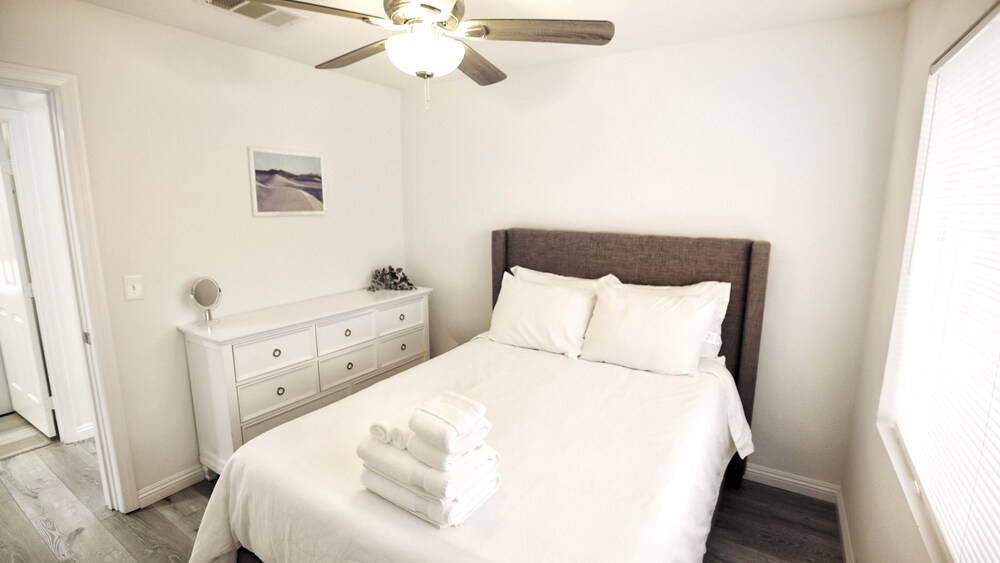 Modern Cozy 4B3B House with Pool Table, Jacuzzi, 15min to Strip & LVCC