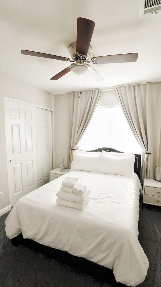 Modern Cozy 4B3B House with Pool Table, Jacuzzi, 15min to Strip & LVCC