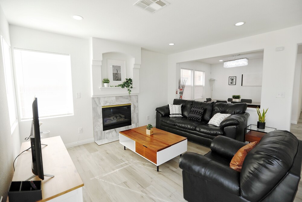 Modern Cozy 4B3B House with Pool Table, Jacuzzi, 15min to Strip & LVCC