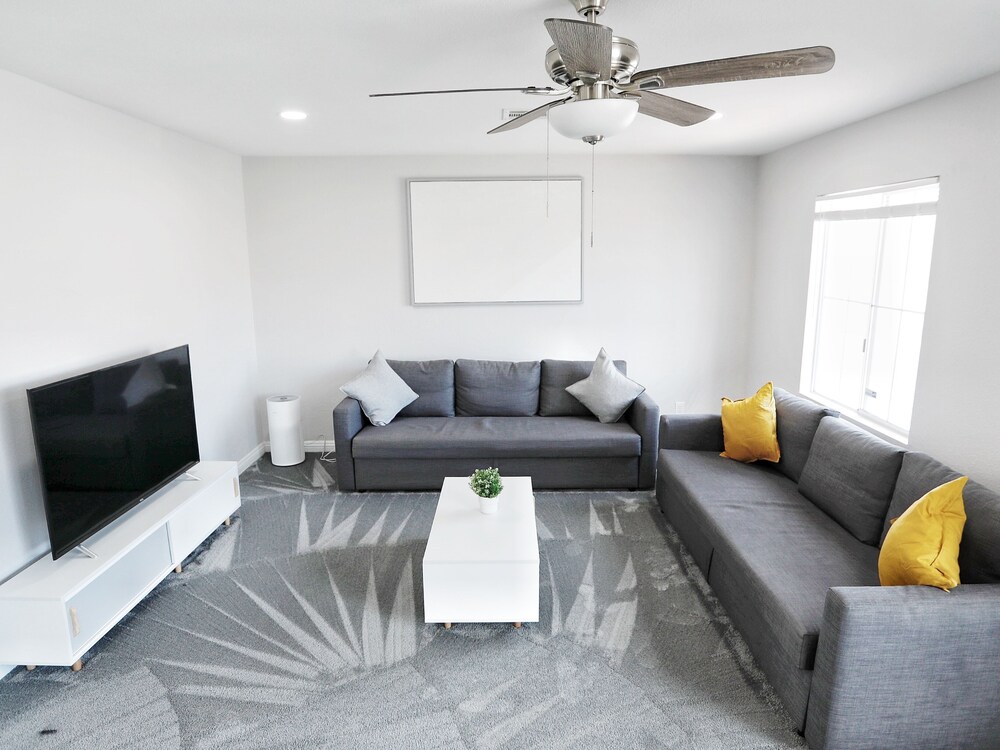 Modern Cozy 4B3B House with Pool Table, Jacuzzi, 15min to Strip & LVCC