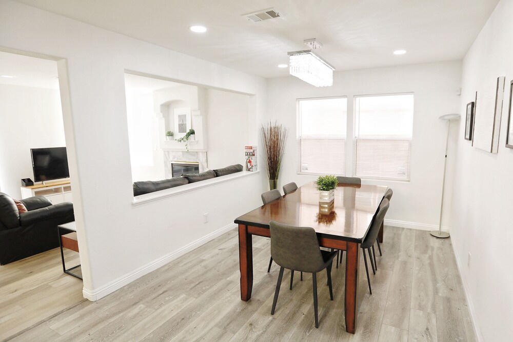Modern Cozy 4B3B House with Pool Table, Jacuzzi, 15min to Strip & LVCC