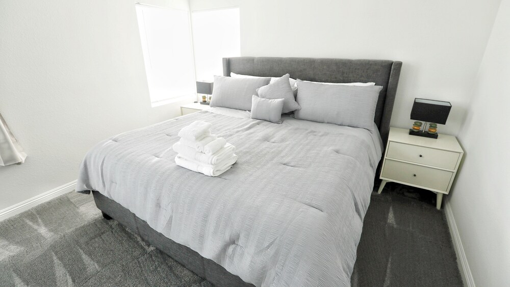 Modern Cozy 4B3B House with Pool Table, Jacuzzi, 15min to Strip & LVCC