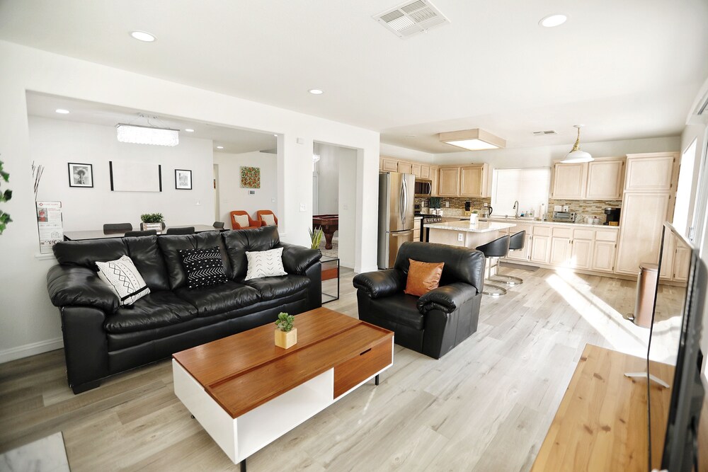 Modern Cozy 4B3B House with Pool Table, Jacuzzi, 15min to Strip & LVCC