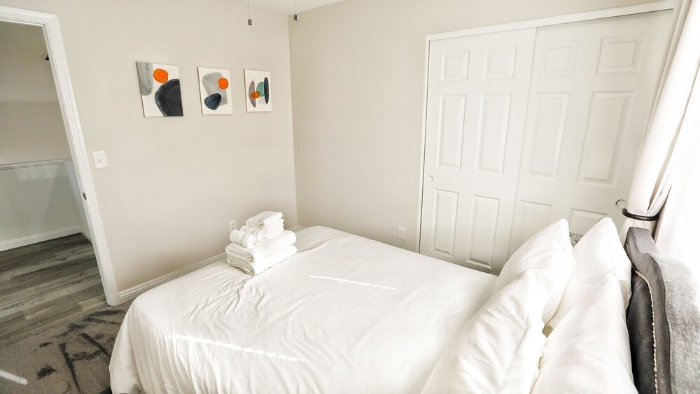 Modern Cozy 4B3B House with Pool Table, Jacuzzi, 15min to Strip & LVCC