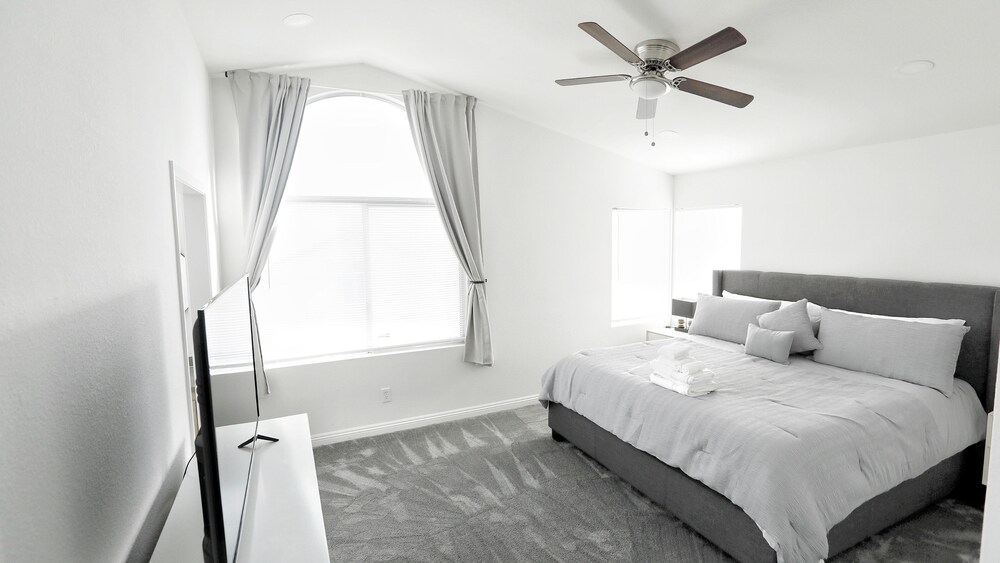 Modern Cozy 4B3B House with Pool Table, Jacuzzi, 15min to Strip & LVCC