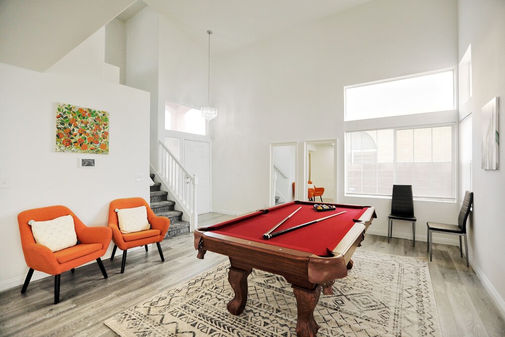 Modern Cozy 4B3B House with Pool Table, Jacuzzi, 15min to Strip & LVCC
