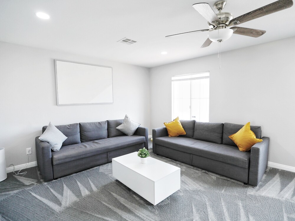 Modern Cozy 4B3B House with Pool Table, Jacuzzi, 15min to Strip & LVCC