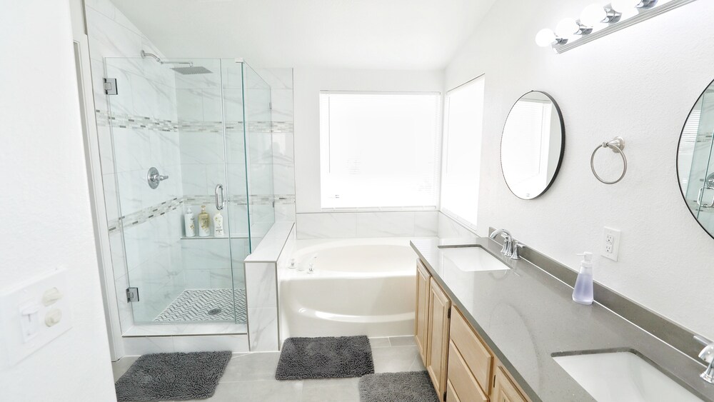 Modern Cozy 4B3B House with Pool Table, Jacuzzi, 15min to Strip & LVCC