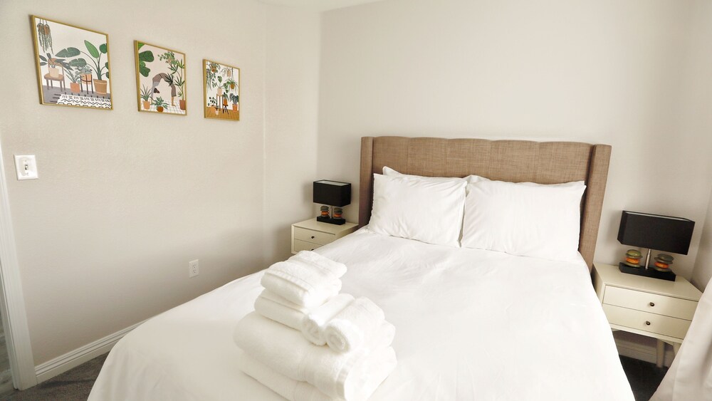 Modern Cozy 4B3B House with Pool Table, Jacuzzi, 15min to Strip & LVCC