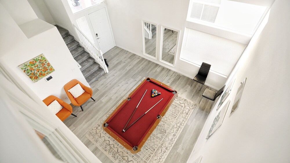 Modern Cozy 4B3B House with Pool Table, Jacuzzi, 15min to Strip & LVCC