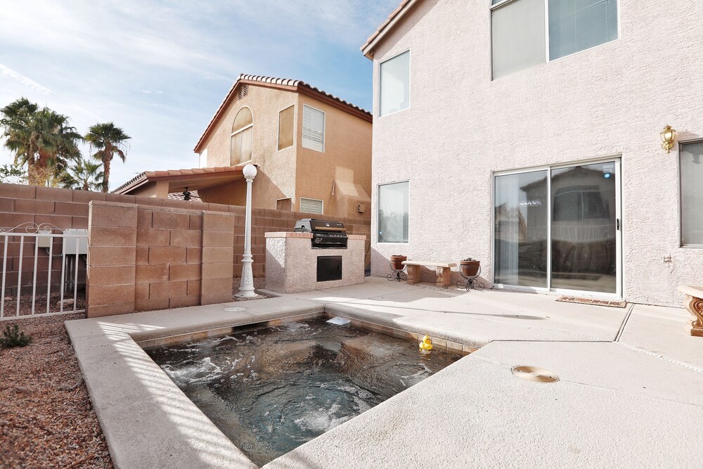 Modern Cozy 4B3B House with Pool Table, Jacuzzi, 15min to Strip & LVCC