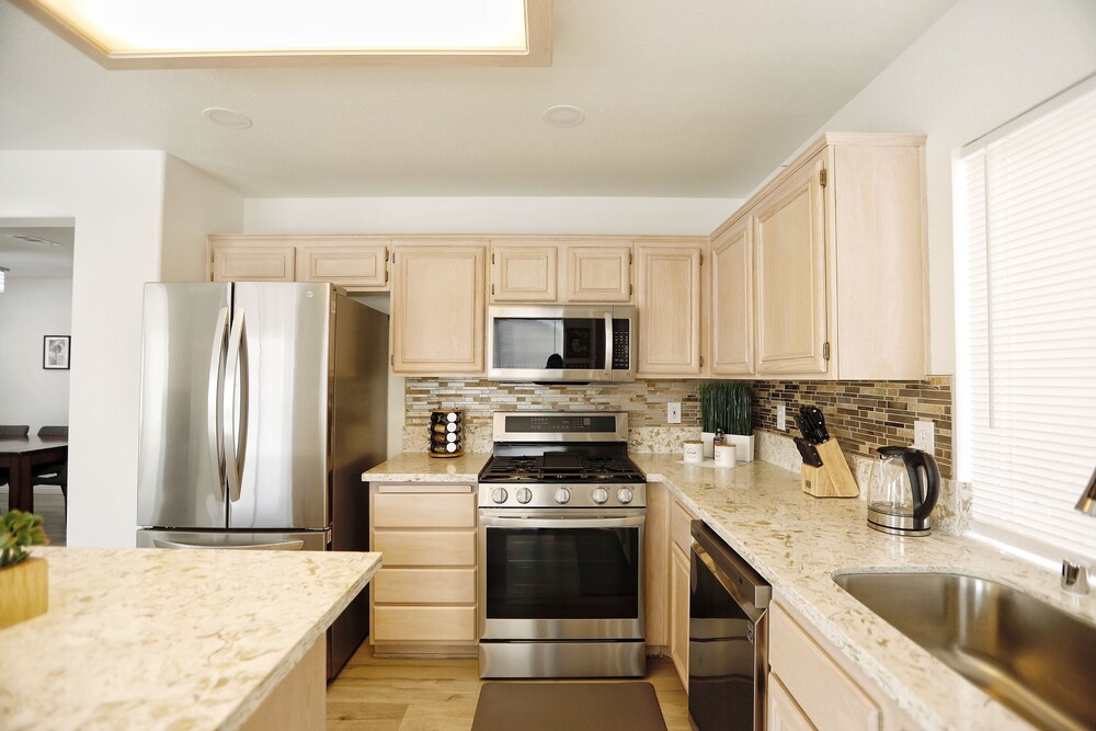 Modern Cozy 4B3B House with Pool Table, Jacuzzi, 15min to Strip & LVCC