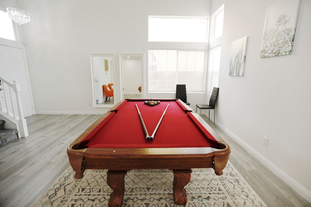 Modern Cozy 4B3B House with Pool Table, Jacuzzi, 15min to Strip & LVCC