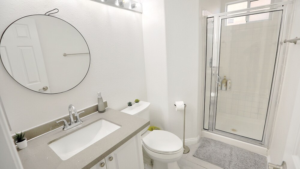 Modern Cozy 4B3B House with Pool Table, Jacuzzi, 15min to Strip & LVCC