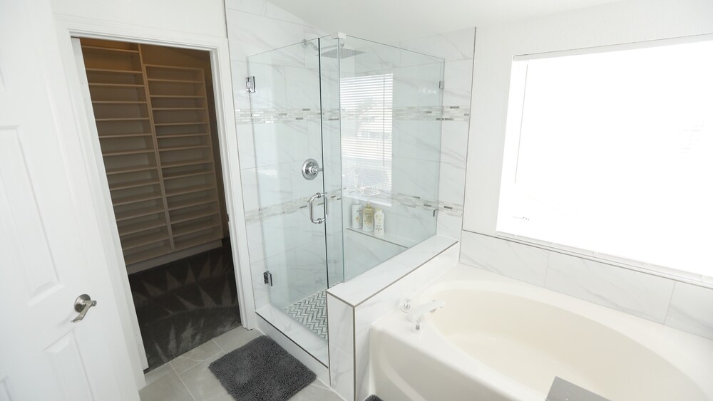 Modern Cozy 4B3B House with Pool Table, Jacuzzi, 15min to Strip & LVCC