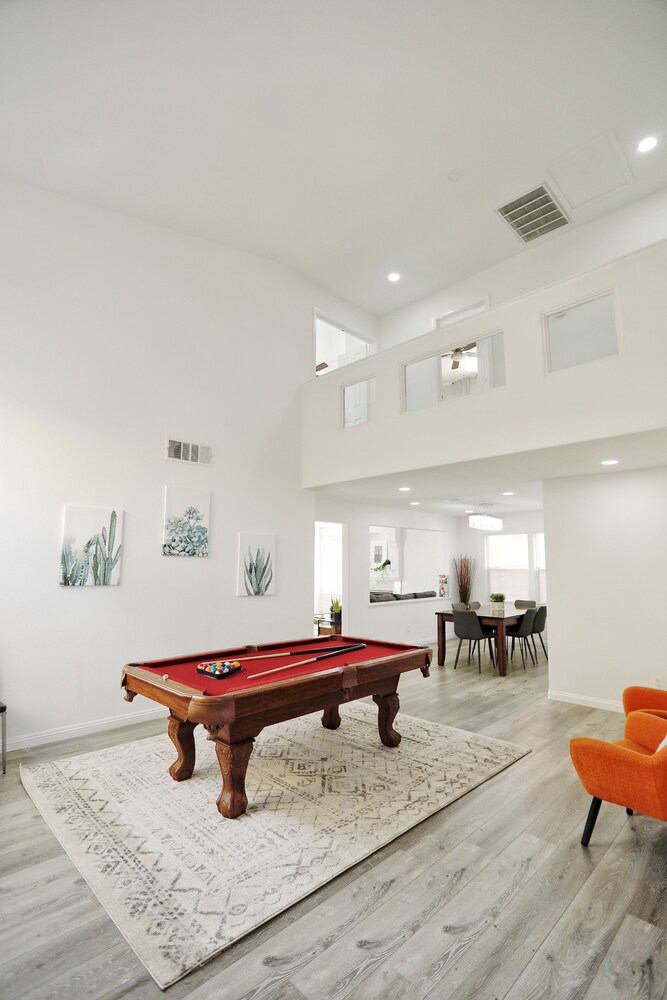 Modern Cozy 4B3B House with Pool Table, Jacuzzi, 15min to Strip & LVCC