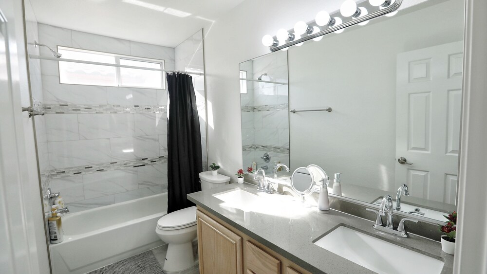 Modern Cozy 4B3B House with Pool Table, Jacuzzi, 15min to Strip & LVCC