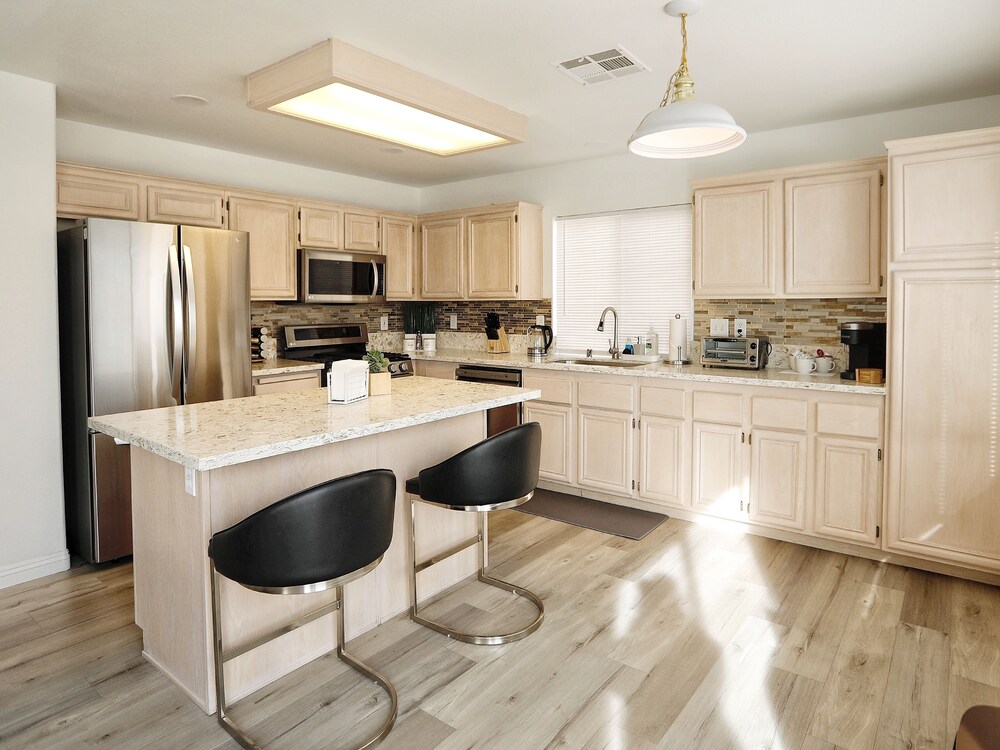 Modern Cozy 4B3B House with Pool Table, Jacuzzi, 15min to Strip & LVCC