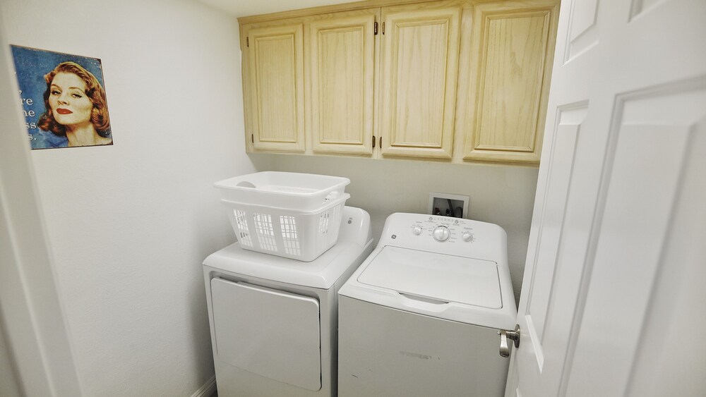 Modern Cozy 4B3B House with Pool Table, Jacuzzi, 15min to Strip & LVCC