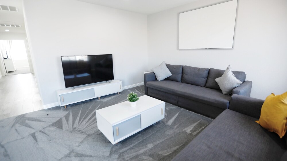 Modern Cozy 4B3B House with Pool Table, Jacuzzi, 15min to Strip & LVCC