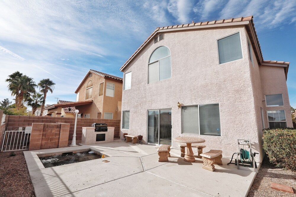 Modern Cozy 4B3B House with Pool Table, Jacuzzi, 15min to Strip & LVCC