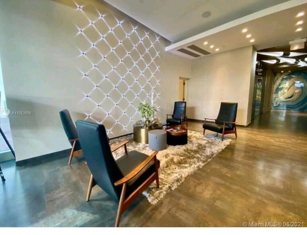 A BEAUTIFULLY DECORATED CONDO....FREE ATTACHED PARKING!