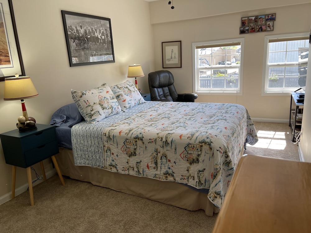 Lakefront Boathouse with Deck and AC Pet Friendly Minutes to Cedar