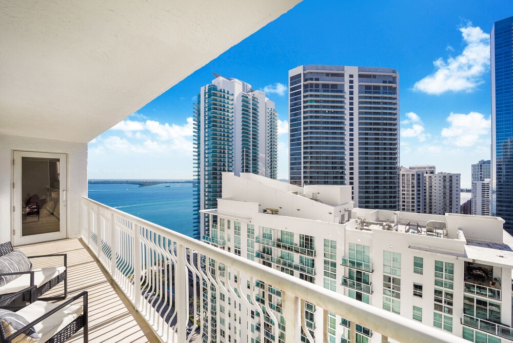 **Luxury Brickell High Rise Condo Ocean/ City Views **