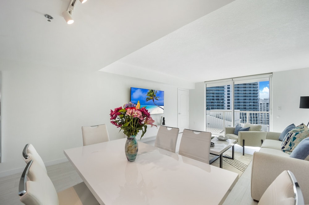 **Luxury Brickell High Rise Condo Ocean/ City Views **