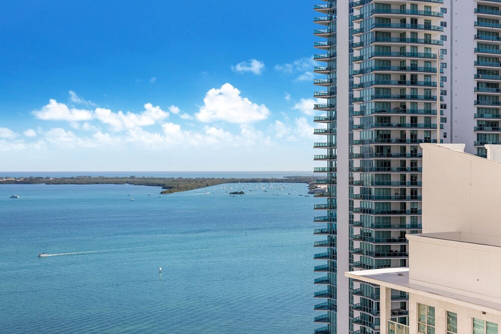 **Luxury Brickell High Rise Condo Ocean/ City Views **