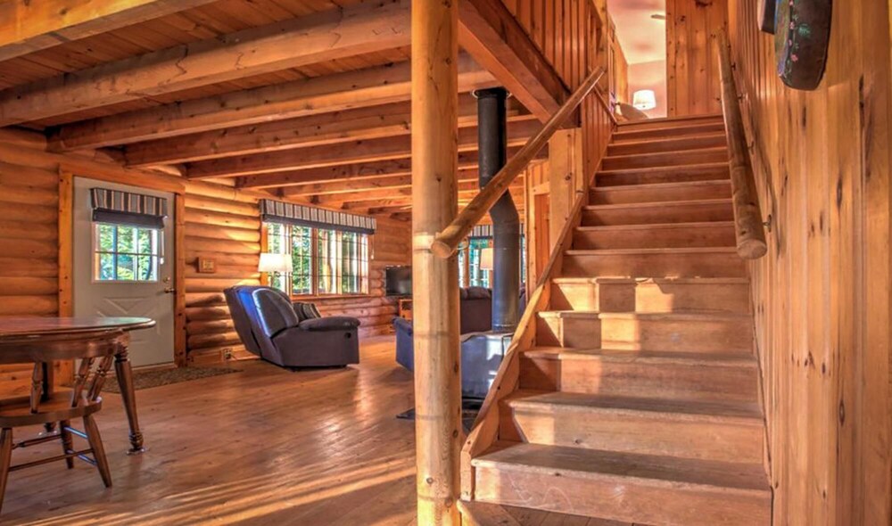 4 bdrm, 2 bath, Lake Muskoka, McVittie Island, Minutes to Mainland