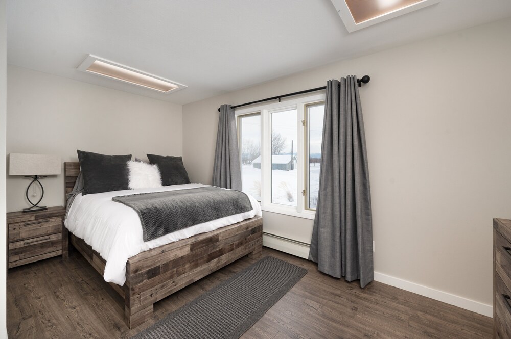 Farmhouse Sweet Farmhouse! Pet Friendly with Tremendous Mountain Views