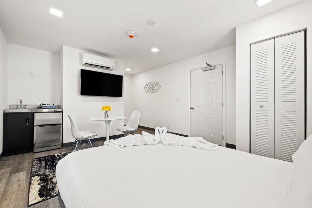 Stylish, Historic New Sunset Inn in Downtown South Miami....Book Now!