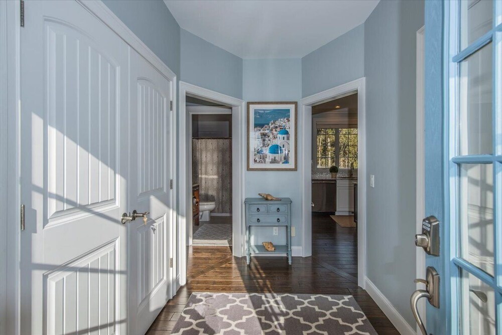 Clean, Bright and Beautiful and Ocean Views ! Narragansett Vrbo