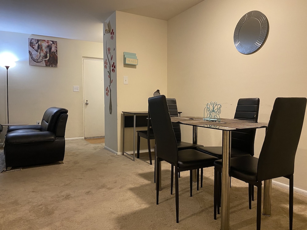 Lovely 1 bedroom apartment close to the mall, Walmart & everything you need 