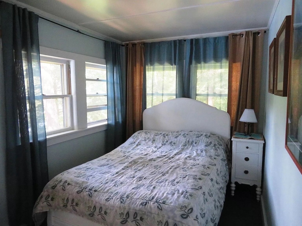 Waterfront camp on quiet part of Lake Winnisquam, dogfriendly, w/dock