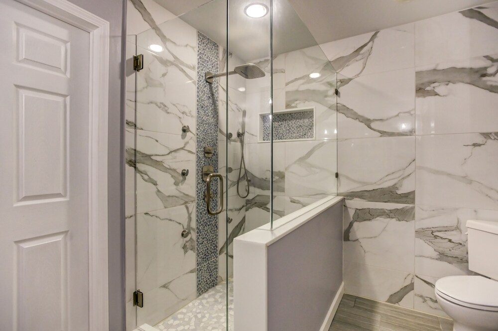 Southern Exposure - Charming Lake Front Home - Private Dock, Screened in Porch, Hot Tub